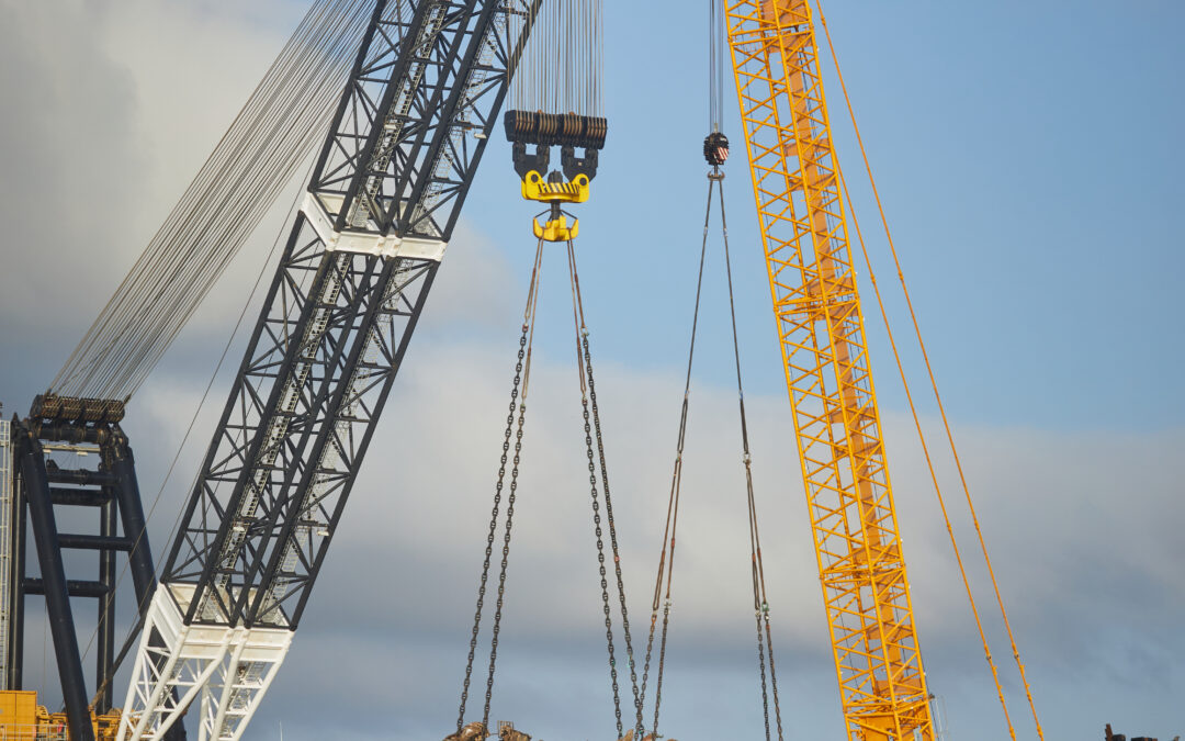 500 ton crawler crane mounted on 1400 ton crane barge Conquest MB1